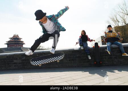 Junge Menschen Skateboarding Stockfoto