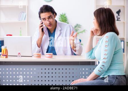 Frau mittleren Alters, die in männlicher Arzt stomatologist Stockfoto