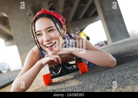 Skateboarding junge Frau Stockfoto