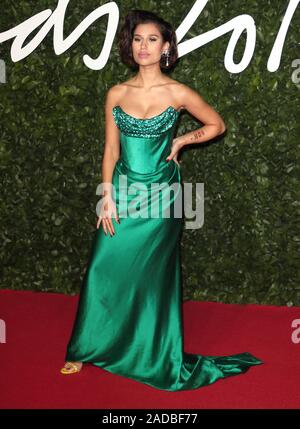 London, Großbritannien. 02 Dez, 2019. LONDON, GROSSBRITANNIEN, 2. DEZEMBER 2019: Raye auf dem roten Teppich während der Fashion Awards in der Royal Albert Hall in London. Credit: SOPA Images Limited/Alamy leben Nachrichten Stockfoto