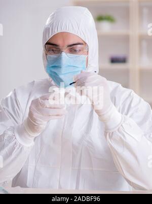 Sachverständigen Diplomkriminalist Ing. im Labor arbeiten für Beweise Stockfoto