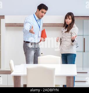 Verkäufer zu erklären, Frau Kunde im Möbelhaus Stockfoto