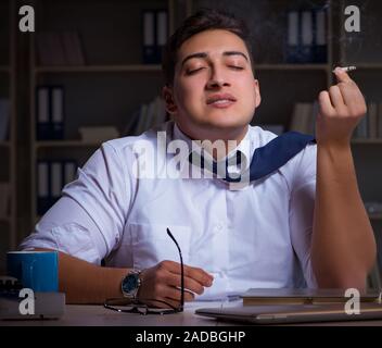 Der Mensch bleiben bis spät in die Nacht und das Rauchen von Marihuana Stockfoto