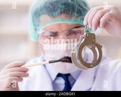 Kriminologen Polizei Chemiker bei der Kriminalität Beweise suchen Stockfoto