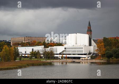 Dunkle Wolken über Finlandia Halle in Helsinki, Finnland Stockfoto