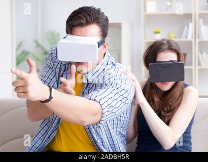 Die junge Familie Spiele spielen mit Virtual reality Brillen Stockfoto