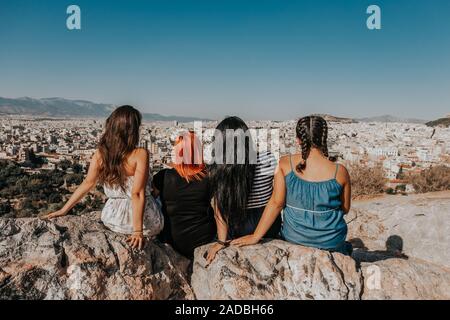 Frauen genießen Sie die fantastische Aussicht von der Outlook Berg Areopag beaufsichtigen die Stadt Athen Stockfoto
