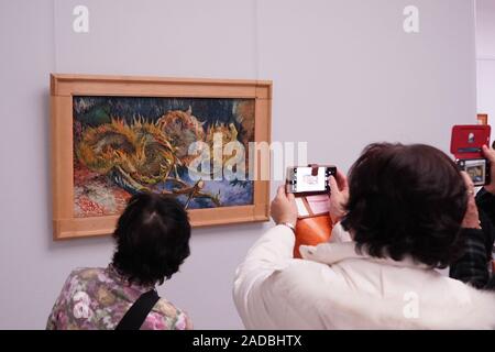 Otterlo, Niederlande. 3. Dezember, 2019. Die Besucher nehmen Bilder von einem Gemälde von Vincent Van Gogh am: Kroller-Muller Museum in Otterlo, Niederlande, Dez. 3, 2019. Die: Kroller-Muller Museum, bekannt für seine große Sammlung von Van Gogh Gemälde, ist im Nationalpark Hoge Veluwe in Otterlo in den Niederlanden. Credit: Lin Liping/Xinhua/Alamy leben Nachrichten Stockfoto