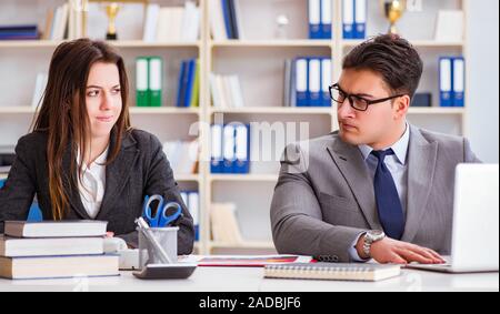 Büro Konflikt zwischen Mann und Frau Stockfoto