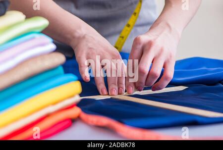 Frau Schneider arbeitet an einem Kleidung nähen Nähen fa messen Stockfoto