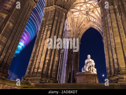 Edinburgh, Vereinigtes Königreich. 04. Dezember 2019 dargestellt: klare Nacht Himmel über Edinburgh's Scott Monument mit dem Weihnachtsmarkt Ride, Star Flyer Erstellen einer Spirale, wie es steigt. Credit: Rich Dyson/Alamy leben Nachrichten Stockfoto