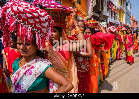 Die Frauen Schlange, um in den Straßen der Stadt für die Eingabe der Ram Mandir zu beten und bieten bei Maha Astmi, dem wichtigsten Tag der Darsain Festival Stockfoto