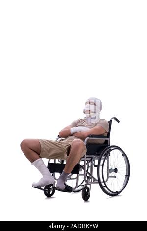 Verletzte Mann im Rollstuhl isoliert auf weißem Stockfoto