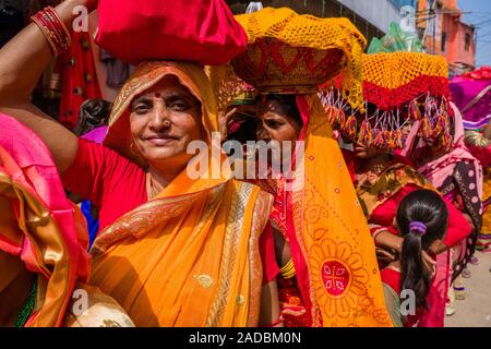 Die Frauen Schlange, um in den Straßen der Stadt für die Eingabe der Ram Mandir zu beten und bieten bei Maha Astmi, dem wichtigsten Tag der Darsain Festival Stockfoto