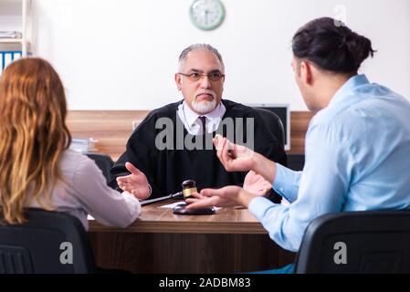 Junge Paare, die in das Gerichtsgebäude in der Scheidung Konzept Stockfoto