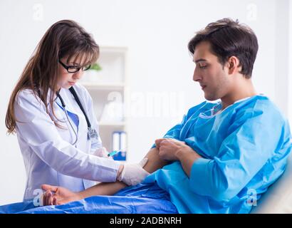 Angst Patienten Mann für Grippeimpfung bereit Stockfoto