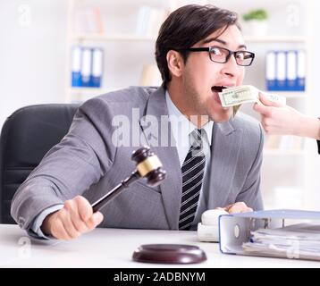 Rechtsanwalt angeboten Bestechungsgeld für seine Dienste, Stockfoto