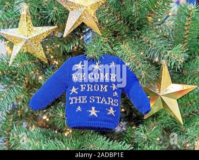 Kleine blaue Pullover und goldenen Sternen auf einen Weihnachtsbaum. Stockfoto