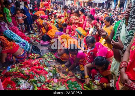 Frauen, beten und Opfer, die sich an der Khoich Zeremonie im Ram Mandir bei Maha Astmi, dem wichtigsten Tag der Darsain Festival Stockfoto