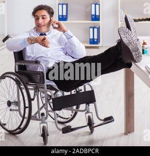 Der Arzt ruht auf Rollstuhl im Krankenhaus nach der Nachtschicht. Stockfoto