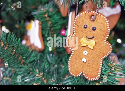 Weihnachtsplätzchen in Form von Lebkuchen kleiner Mann. Stockfoto