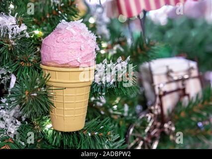 Rosa Eis in der Waffel Schale auf einen Weihnachtsbaum. Weihnachten Einrichtung mit Eis. Stockfoto