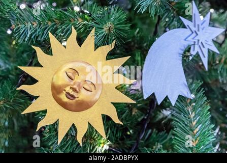 Golden Sun und Silver Star am Weihnachtsbaum. Stockfoto