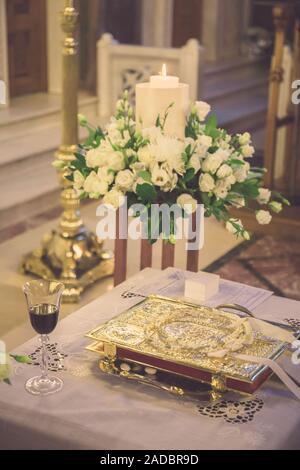 Die floralen Hochzeit Dekoration im Eingangsbereich der Kirche Stockfoto