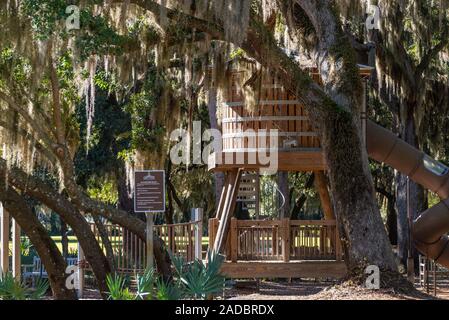 Spielplatz mit altmodischen Wasserturm Folie am Lake Hiawatha Park erhalten entlang des Lake Minneola in Clermont, Florida. (USA) Stockfoto