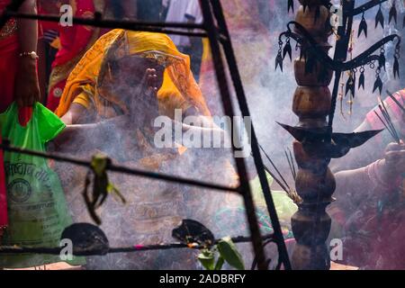 Frauen, beten und Opfer, die sich an der Khoich Zeremonie im Ram Mandir bei Maha Astmi, dem wichtigsten Tag der Darsain Festival Stockfoto