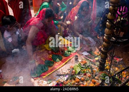 Frauen, beten und Opfer, die sich an der Khoich Zeremonie im Ram Mandir bei Maha Astmi, dem wichtigsten Tag der Darsain Festival Stockfoto