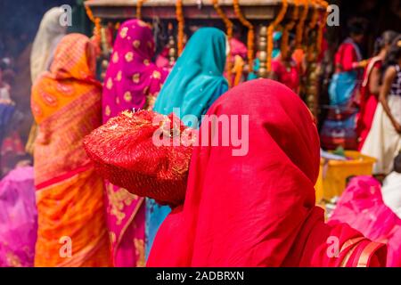 Frauen, beten und Opfer, die sich an der Khoich Zeremonie im Ram Mandir bei Maha Astmi, dem wichtigsten Tag der Darsain Festival Stockfoto