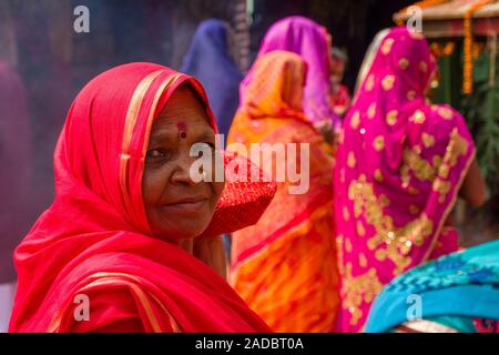 Frauen, beten und Opfer, die sich an der Khoich Zeremonie im Ram Mandir bei Maha Astmi, dem wichtigsten Tag der Darsain Festival Stockfoto