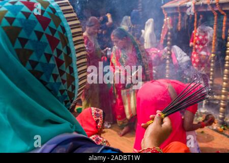 Frauen, die im Besitz einer incence Stick mit, die an der Zeremonie Khoich innerhalb des Ram Mandir bei Maha Astmi, dem wichtigsten Tag der Darsain Festival Stockfoto