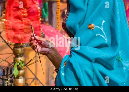 Frauen, die im Besitz einer incence Stick mit, die an der Zeremonie Khoich innerhalb des Ram Mandir bei Maha Astmi, dem wichtigsten Tag der Darsain Festival Stockfoto