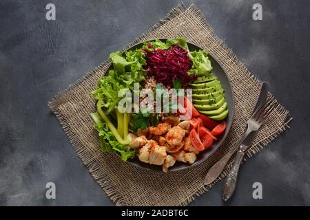 Buddha Schüssel oder Salat mit Rotkohl, Kirschtomaten, gegrilltem Huhn, Avocado, Salat, grünem Pfeffer, Petersilie und Buchweizen. Gesunde Ernährung Konzept Stockfoto