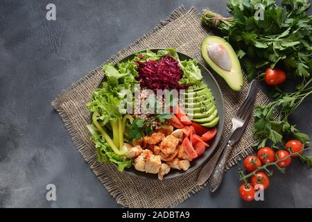 Buddha Schüssel oder Salat mit Rotkohl, Kirschtomaten, gegrilltem Huhn, Avocado, Salat, grünem Pfeffer, Petersilie und Buchweizen. Gesunde Ernährung Konzept Stockfoto