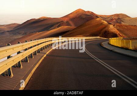 Wicklung, Asphalt unter den vulkanischen Kegeln Stockfoto