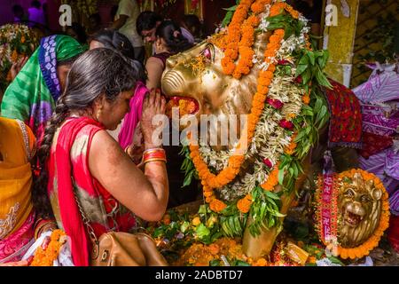 Frauen, die in einem goldenen Löwen Statue zu beten, die an der Zeremonie Khoich innerhalb des Ram Mandir bei Maha Astmi, dem wichtigsten Tag der Darsain Festival Stockfoto