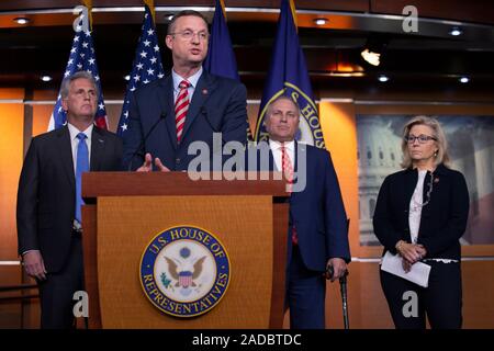 Washington DC, USA. 03 Dez, 2019. United States Vertreter Doug Collins (Republikaner für Georgien), neben den Vereinigten Staaten Vertreter Liz Cheney (Republikaner von Wyoming), Vereinigte Staaten Haus Minderheit Führer Kevin McCarthy (Republikaner von Kalifornien) und Vereinigte Staaten Haus Minderheit Peitsche Steve Scalise (Republikaner von Louisiana), spricht bei einer Pressekonferenz auf dem Capitol Hill in Washington, DC, USA am Dienstag, 3. Dezember 2019. Credit: Stefani Reynolds/CNP/MediaPunch Credit: MediaPunch Inc/Alamy leben Nachrichten Stockfoto