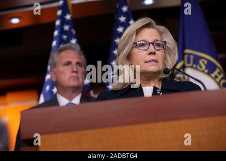 Washington DC, USA. 03 Dez, 2019. United States Vertreter Liz Cheney (Republikaner von Wyoming), neben den Vereinigten Staaten Haus Minderheit Führer Kevin McCarthy (Republikaner von Kalifornien), United States Vertreter Doug Collins (Republikaner für Georgien) und Vereinigte Staaten Haus Minderheit Peitsche Steve Scalise (Republikaner von Louisiana), spricht bei einer Pressekonferenz auf dem Capitol Hill in Washington, DC, USA am Dienstag, 3. Dezember 2019. Credit: Stefani Reynolds/CNP/MediaPunch Credit: MediaPunch Inc/Alamy leben Nachrichten Stockfoto