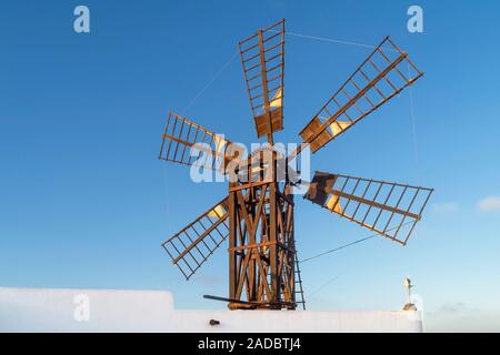 Eine schöne alte Mühle in Fuerteventura, Kanarische Inseln, Spanien, gegen den blauen Himmel bei Sonnenuntergang Stockfoto