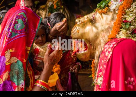 Frauen, die in einem goldenen Löwen Statue zu beten, die an der Zeremonie Khoich innerhalb des Ram Mandir bei Maha Astmi, dem wichtigsten Tag der Darsain Festival Stockfoto