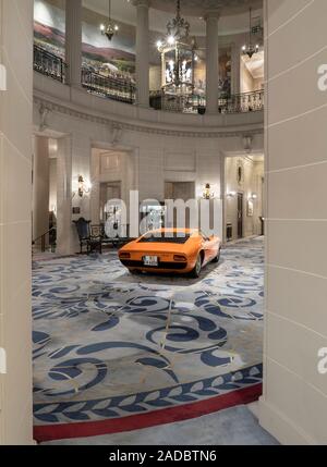 1968 Lamborghini Miura auf Anzeige in der Rotunde des Royal Automobile Club Pall Mall London UK Stockfoto