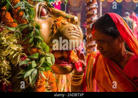 Frauen, die in einem goldenen Löwen Statue zu beten, die an der Zeremonie Khoich innerhalb des Ram Mandir bei Maha Astmi, dem wichtigsten Tag der Darsain Festival Stockfoto