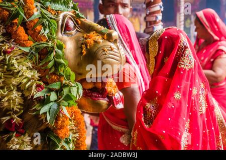 Frauen, vorbei an einem goldenen Löwen Statue, die an der Zeremonie Khoich innerhalb des Ram Mandir bei Maha Astmi, dem wichtigsten Tag der Darsain Festival Stockfoto