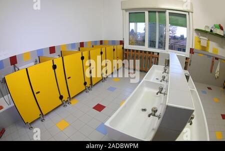 Vielen gelben Türen eines breiten Badezimmer des Kindergartens ohne Menschen Stockfoto