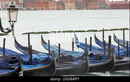 Vielen gondeln mit Unschärfe aufgrund der langen Belichtungszeit während der Flut in Venedig in Italien günstig Stockfoto