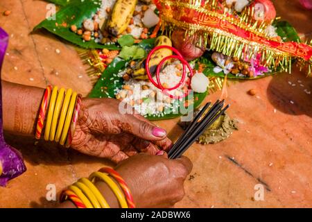 Hand einer Frau, die holding incence Sticks, die an der Khoich Zeremonie im Ram Mandir bei Maha Astmi, dem wichtigsten Tag der Darsain Festival Stockfoto