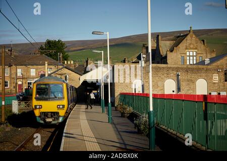 Glossop Markt der Stadt, die High Peak, Derbyshire, England. Northern Anrufe 323 elektrische Einheit in Glossop Kopfbahnhof anreisen Stockfoto